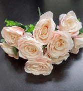 Buchet 10 trandafiri crem-roz pal artificiali – 45 cm, tije sârmă, material textil